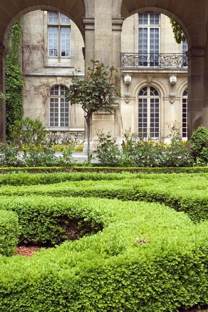 Paris Secret Gardens 1.30 hour long Walking Tour - Guide style: conversation, humor, and time to ask questions