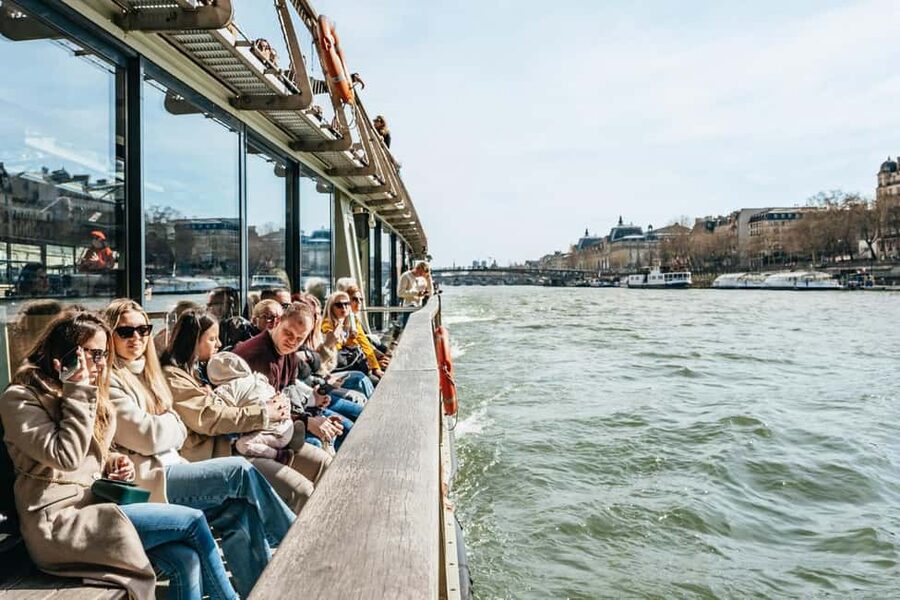 Paris: Seine Cruise and Macaron Tasting by the Eiffel Tower - Your 1-hour Seine route: Eiffel Tower, Notre-Dame, and the Louvre