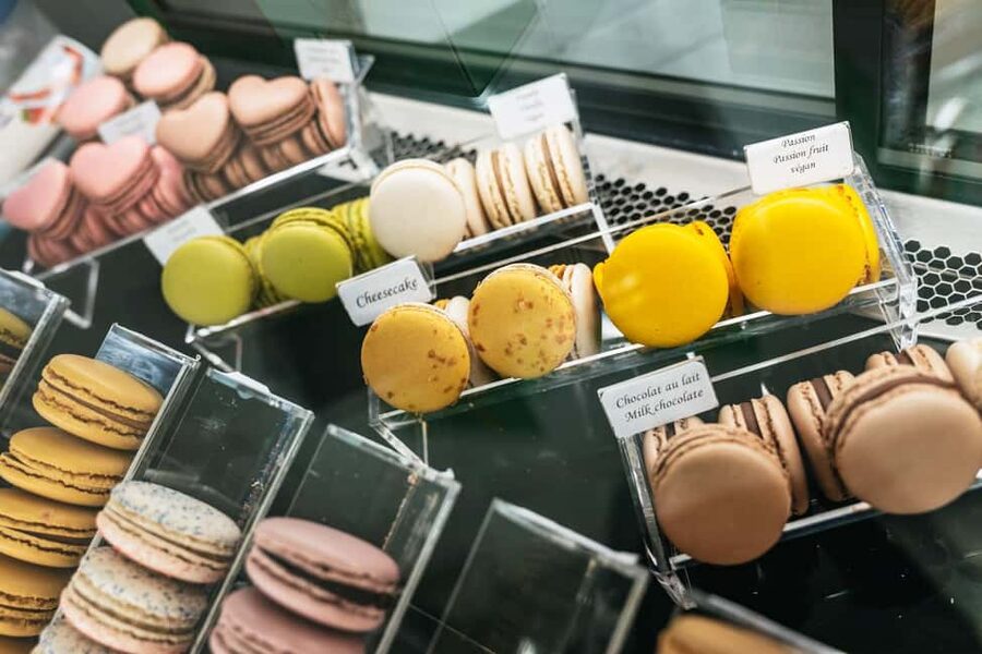 Paris: Seine Cruise and Macaron Tasting by the Eiffel Tower - Macaron tasting at MAKDAMIA: two assorted flavors, redeem anytime