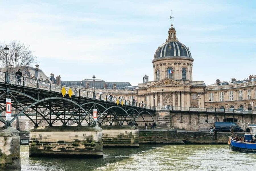 Paris: Seine Cruise and Macaron Tasting by the Eiffel Tower - Boat rules that affect comfort: non-smoking, no outside food, animals not allowed