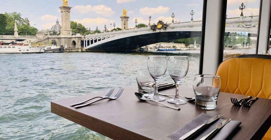 Paris: Seine River Bistronomic Dinner Cruise - Bistronomic dinner on a moving boat: what the meal feels like