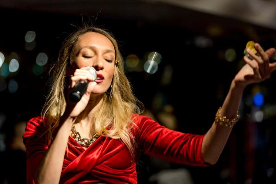 Paris: Seine River Champagne Dinner Cruise with Live Music - A Seine champagne dinner cruise with live music in the 2-hour sweet spot