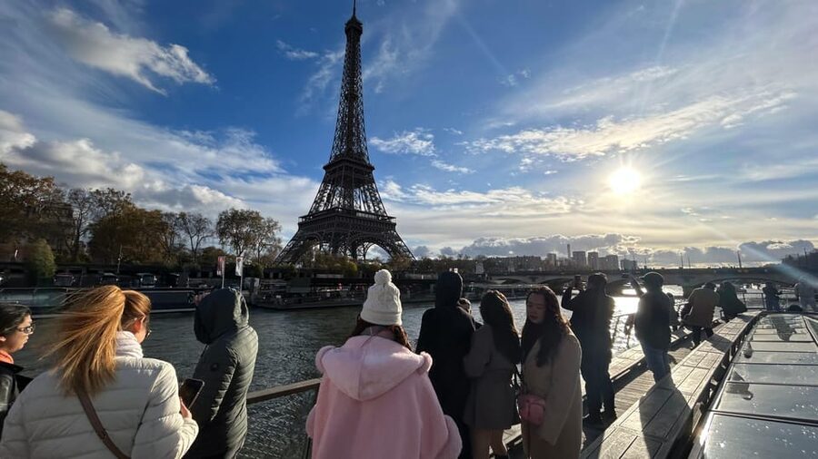 Paris: Seine River Cruise and 3-course Bistro Lunch - Getting Started at Pontoon No. 2 (Right by the Eiffel Tower)