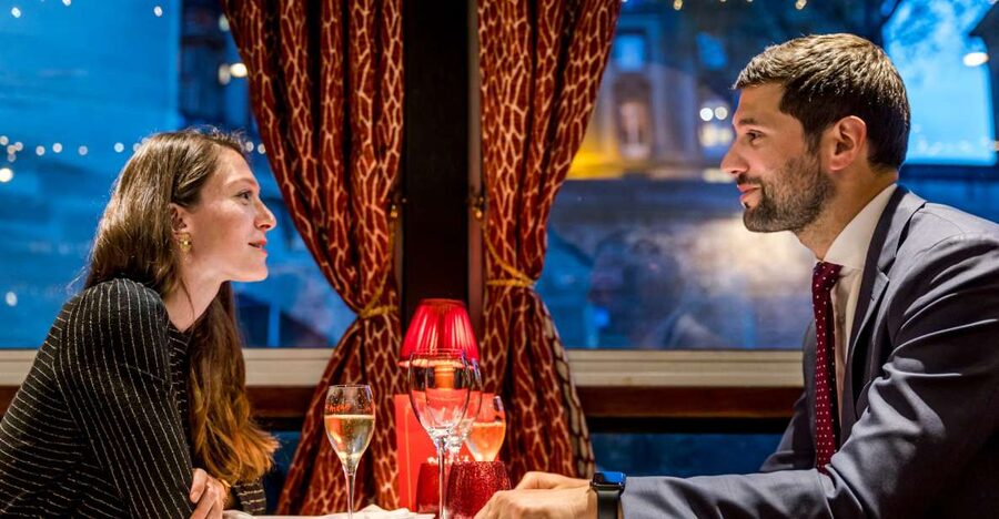 Paris: Seine River Cruise with 3-Course Dinner & Live Music - Guaranteed window seating: the real luxury here