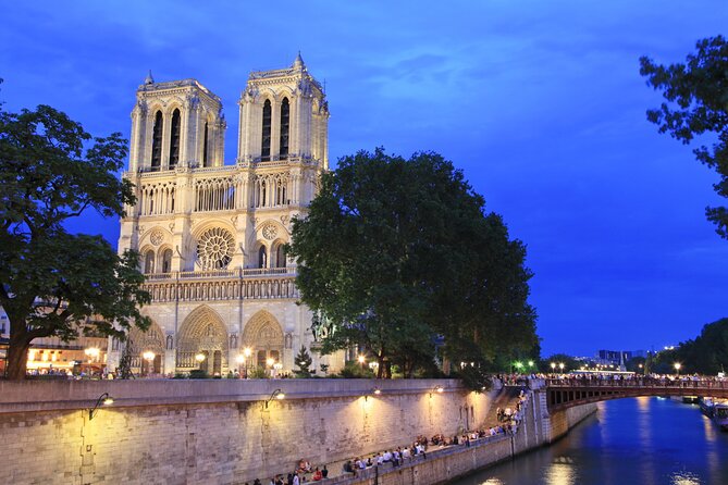 Paris Seine River Dinner Cruise with Champagne and Window Seating - The Seine route: what you’ll see, in the order your eyes will catch it