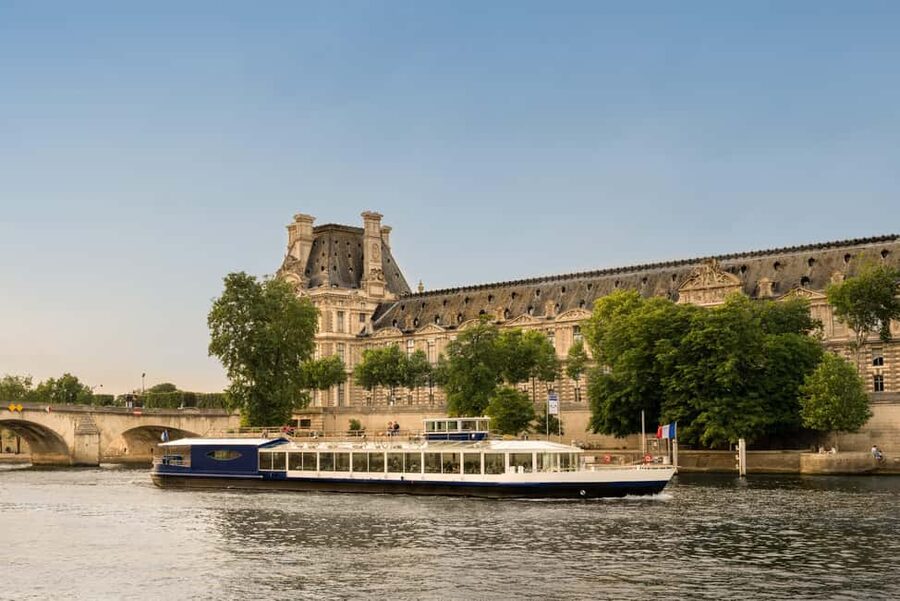Paris: Seine River Panoramic Views Dinner Cruise - Where you board: Pont de Bir-Hakeim to Île aux Cygnes, step by step