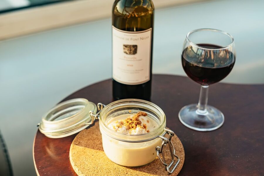 Paris: Seine River Panoramic Views Dinner Cruise - The cocotte-style French dinner: what to expect on board