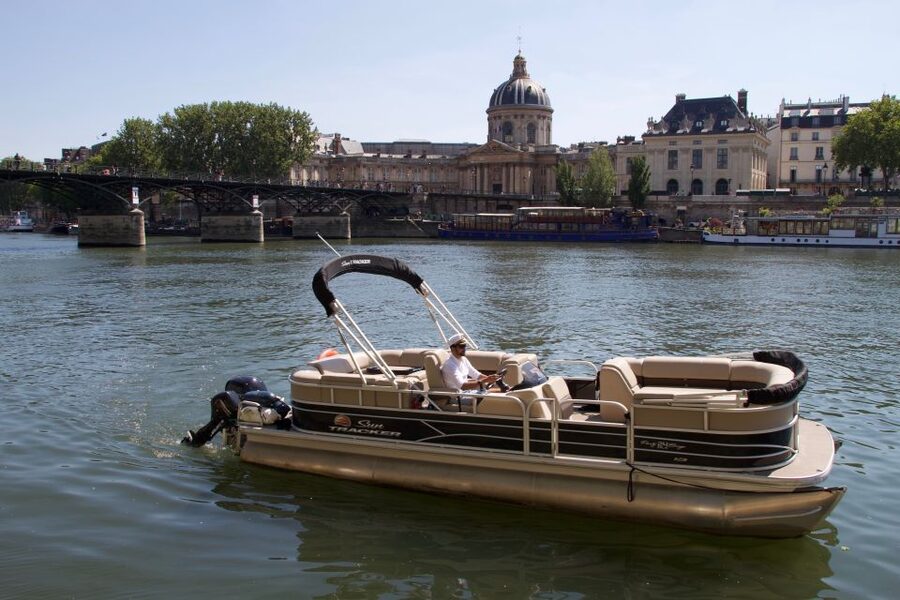 Paris: Seine River Private Guided Pontoon Boat Cruise - Finding La Barge by Pont dIssy: the One Place to Plan Ahead