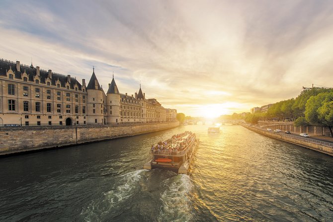 Paris Seine River Sightseeing Cruise with Commentary by Bateaux Parisiens - Notre-Dame to the Louvre: the landmarks that shape the route