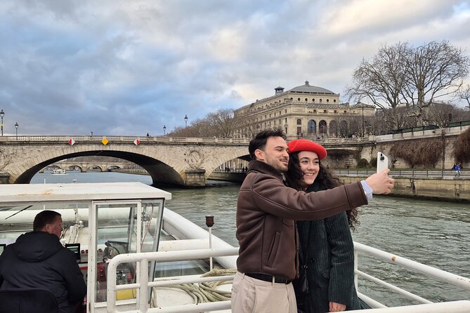 Paris Seine River Sightseeing Guided Cruise Vedettes du Pont Neuf - The 1-hour route: what you actually see from the water