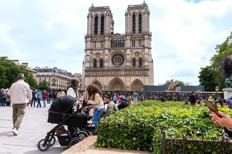 Paris Semi Private Walking Tour: Louvre, Eiffel Tower & Boat - Metro transfer to the Louvre: why local transit helps this plan