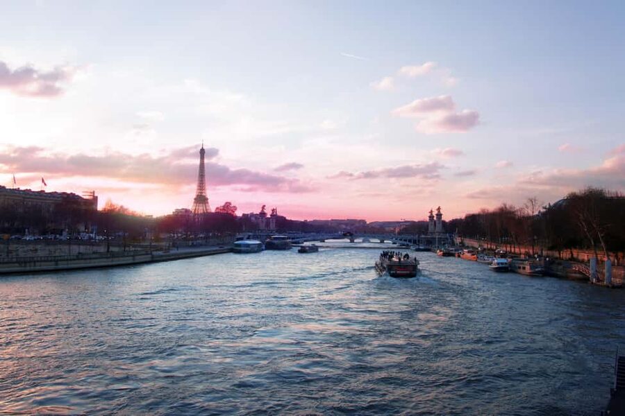 Paris: Sightseeing Cruise with 'Les Incollables' Quiz - Notre-Dame to Hôtel de Ville: getting oriented fast