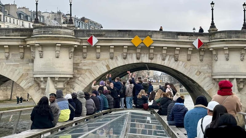 Paris: Sightseeing Cruise with 'Les Incollables' Quiz - Top deck vs inside cabin: choose your comfort and your view