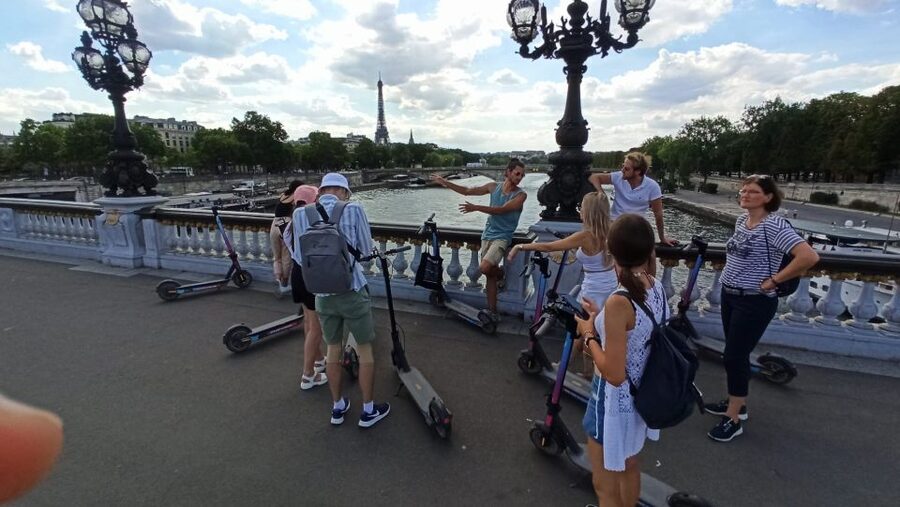 Paris: Small-Group E-Scooter Tour with a Local Guide - Pont des Arts: Warming Up on the Seine Corridor