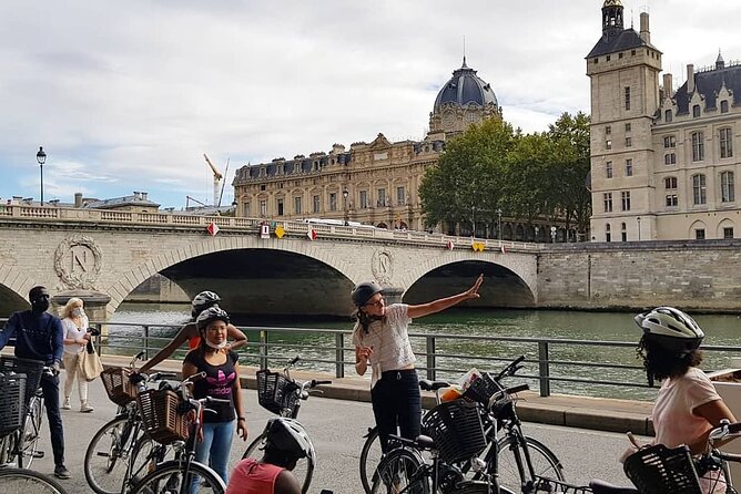 Paris Small Group Guided Bike Tour of Must-See Sights - Cycling the Seine: bridges, islands, and the easiest Paris photo route