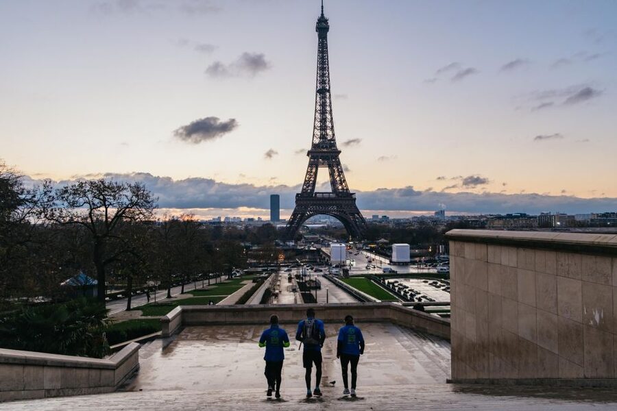 Paris: Sunrise Running and Sightseeing Group Tour - Stop-by-stop: from Notre-Dame area to the Eiffel Tower at sunrise