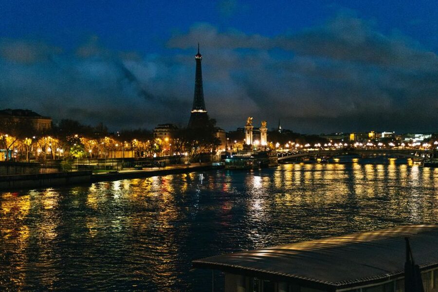 Paris: Sunrise Running and Sightseeing Group Tour - Place Saint-Michel meeting point: how to find the group fast