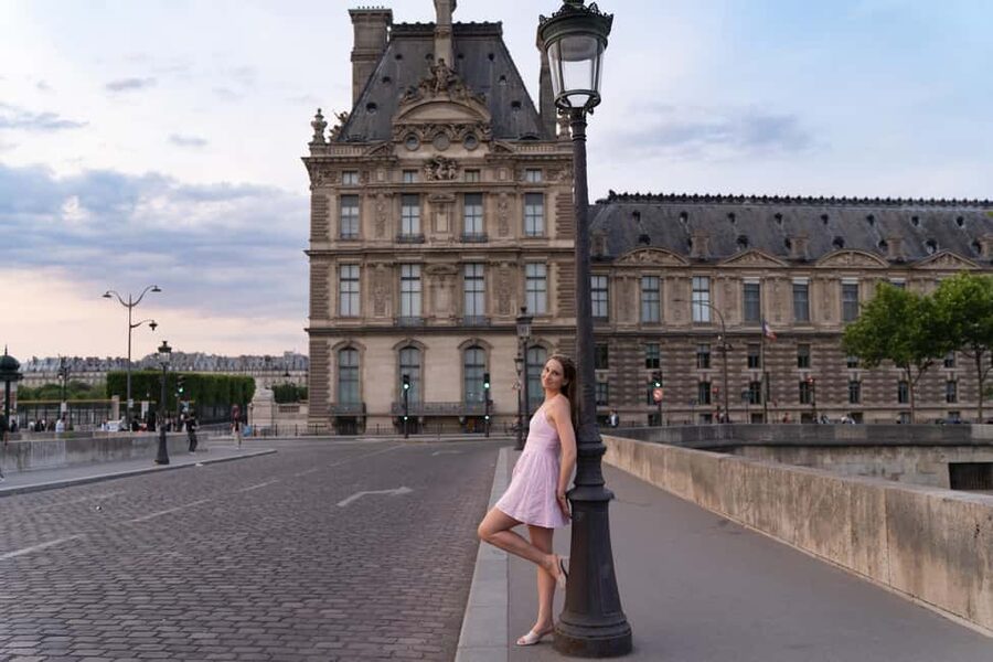 Paris:sunset photoshoot in ❤️️ of Paris- Louvre Orsay Eiffel - Your Photographer and Pose Coaching (Jona’s Style, Based on Real Feedback)