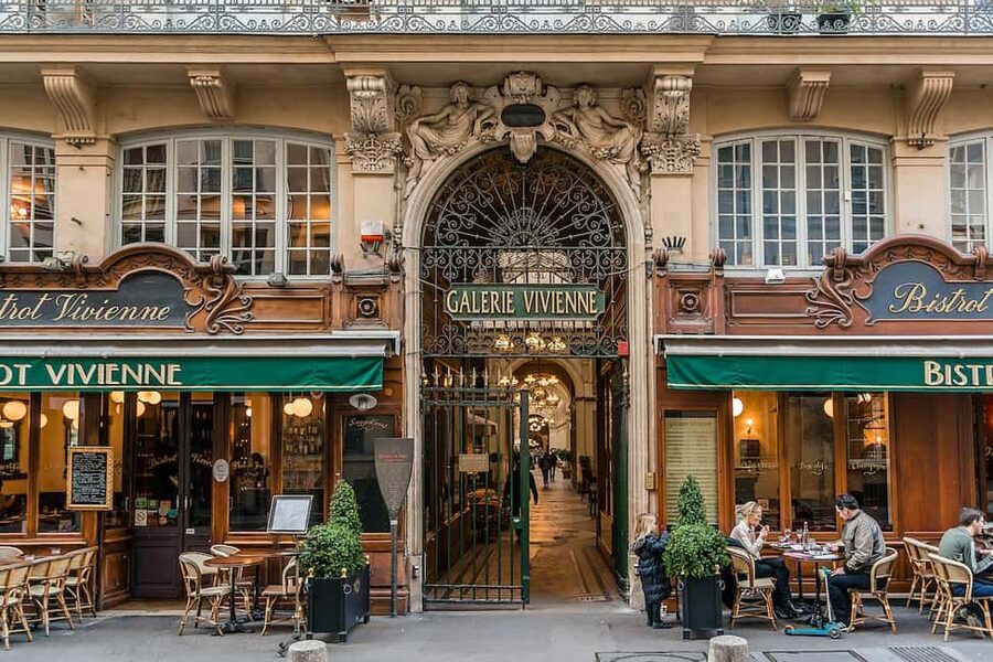 Paris: The best Undiscovered Quarters & Secret Gems Tour - Hôtel Drouot and Palais Brongniart: the calmer power of grand façades