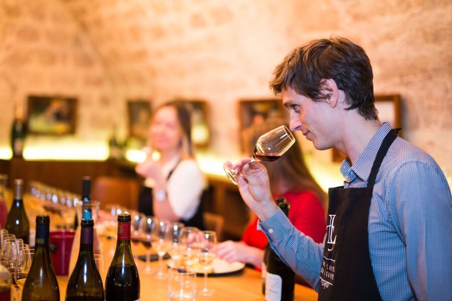 Paris: The Ultimate Wine and Cheese Tasting in English - White wines first: fresh styles and regional clues