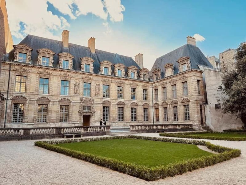 Paris: The vibrant city center and Le Marais in German - Notre-Dame reopening area: Gothic architecture, but no church entry