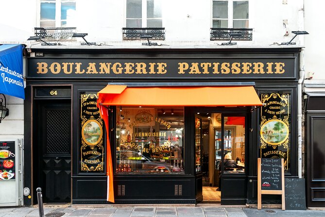 Paris The Wickedly Delicious Dessert Tour of Montmartre - Meeting outside Moulin Rouge: the fast Paris-nightlife intro