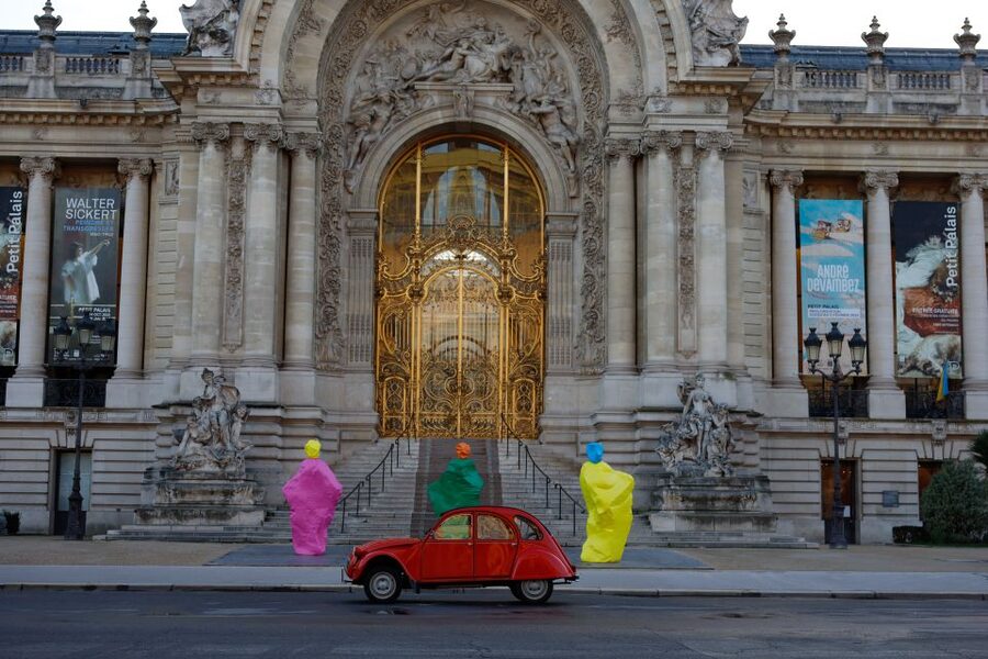 Paris :Tour 2CV Paris Secret - Montmartre photo stop and visit: vineyards, streets, and that hilltop mood