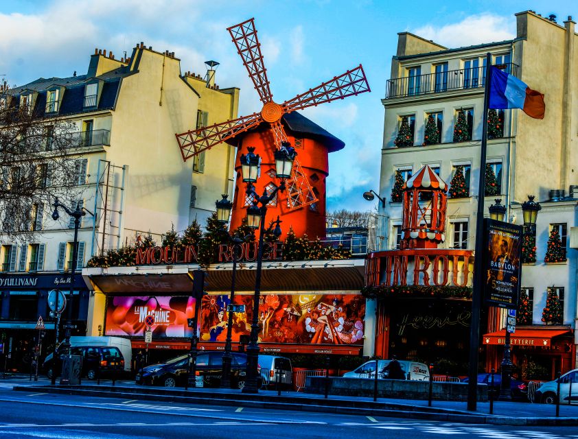 Paris :Tour 2CV Paris Secret - Place du Tertre break: where street artists turn into part of the scenery
