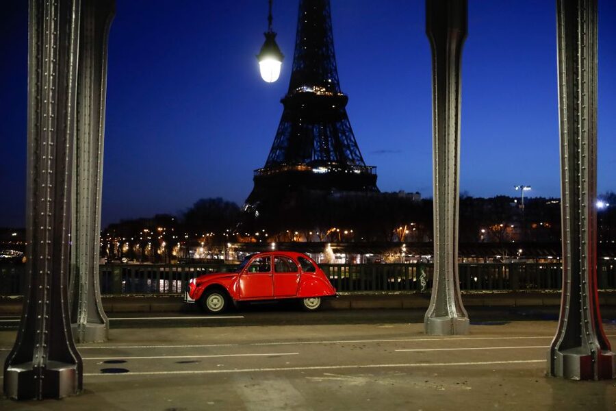 Paris :Tour 2CV Paris Secret - Pickup in central Paris, then a quick hop into Montmartre’s atmosphere