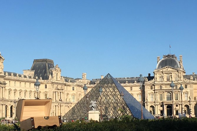 Paris Treasure Hunt – Explore the Seine from Louvre to Eiffel - From the Louvre Steps to the Seine: what this route feels like