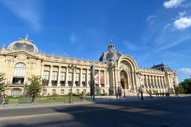 Paris Treasure Hunt – Explore the Seine from Louvre to Eiffel - Les Invalides and le Grand Palais: solving while you sightsee