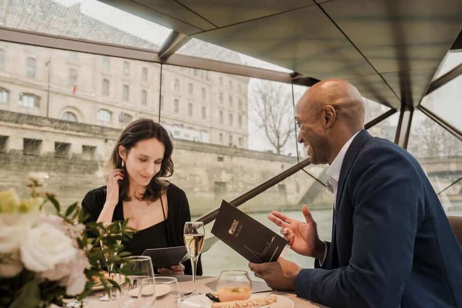 Paris : Valentine's Day Diner Cruise on the Seine river - From Musée d’Orsay to the Louvre: a Seine ride built for sightlines