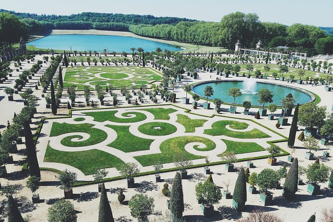 Paris Versailles Guided Tour with Gardens & Trianon Access - Entering Versailles the right way: priority entry still needs time