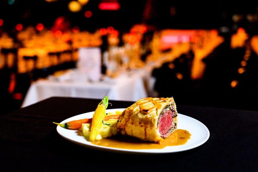 Paris: VIP Dinner and Cabaret Show at Paradis Latin - Timing and staying comfortable through dinner plus a full show