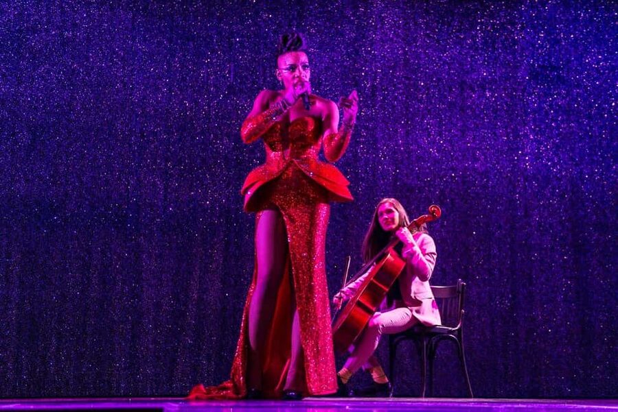 Paris: VIP Dinner and Cabaret Show at Paradis Latin - Drinks, souvenir photo, and what makes the night feel complete