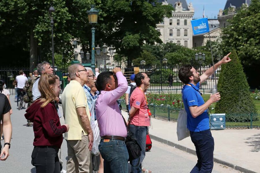 Paris: Walking Tour with Notre Dame or Ste-Chapelle Access - The guided walk on Île de la Cité: history you can see