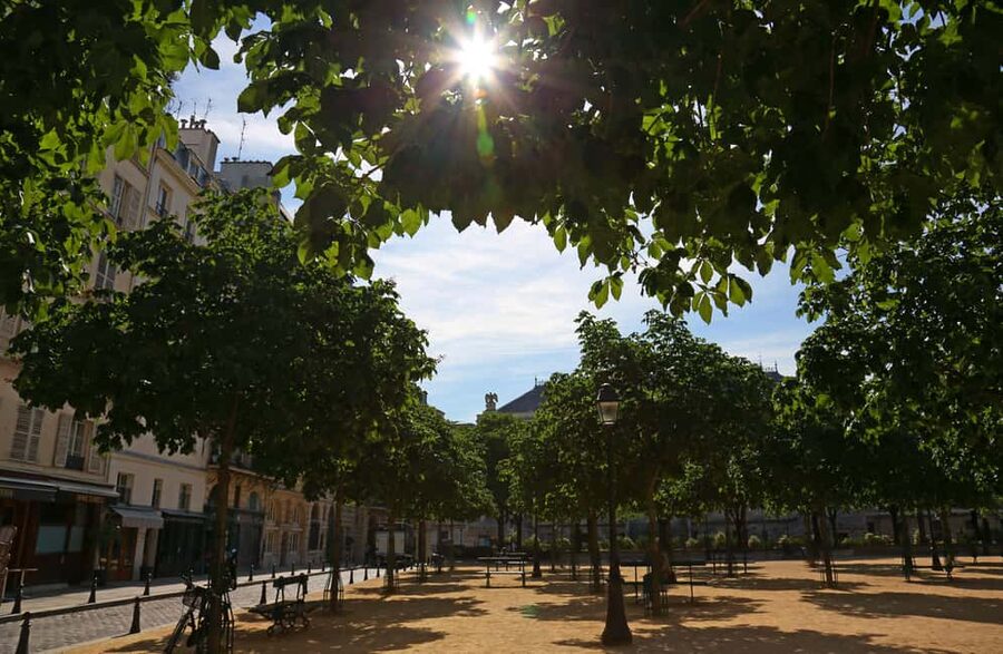 Paris: Walking Tour with Notre Dame or Ste-Chapelle Access - Along Pont Neuf and toward Sainte-Chapelle and Notre-Dame