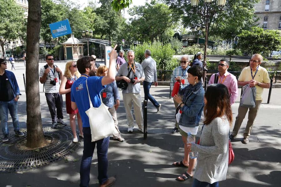 Paris: Walking Tour with Notre Dame or Ste-Chapelle Access - The bookstore stop: Shakespeare and Company as a pause with personality