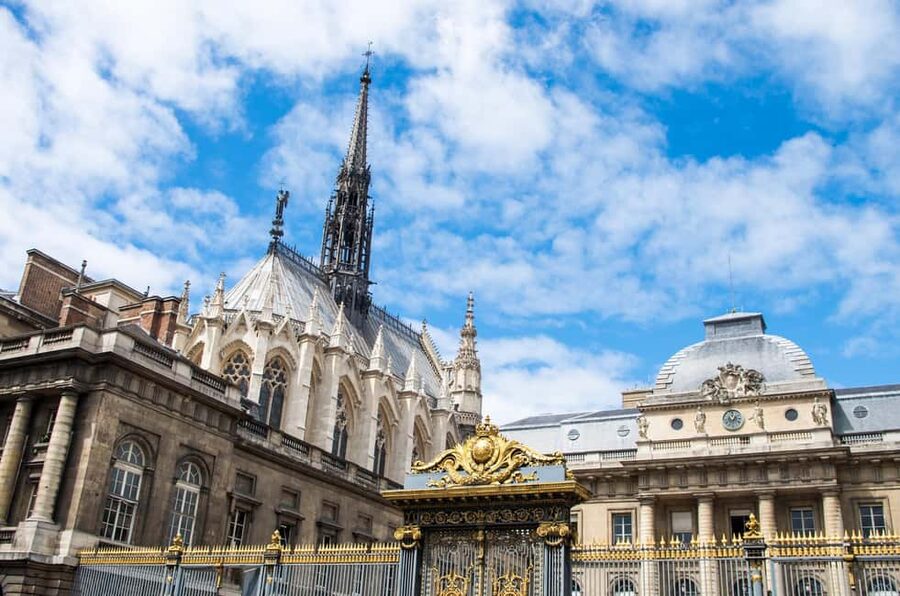 Paris: Walking Tour with Notre Dame or Ste-Chapelle Access - Guided inside Notre-Dame vs self-guided: which suits you?