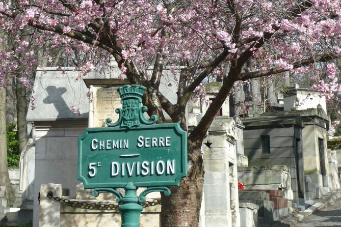 Père Lachaise Cemetery Art: Watercolor Postcard Workshop in Paris - Why Père Lachaise Works So Well for Watercolor Postcards