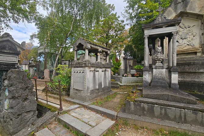 Père Lachaise Cemetery Tour, Tales from the Graves and Crepes - A quick-hit run of major names: Piaf, the Communards, and the weight of Avenue Circulaire