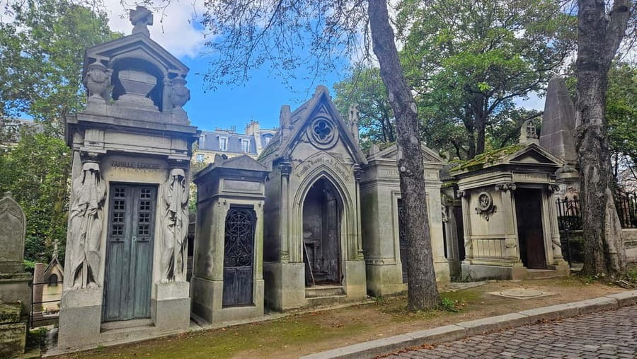 Père Lachaise Cemetery Tour, Tales from the Graves & Crepes - Père Lachaise, but make it walkable: getting started at Alexandre Dumas