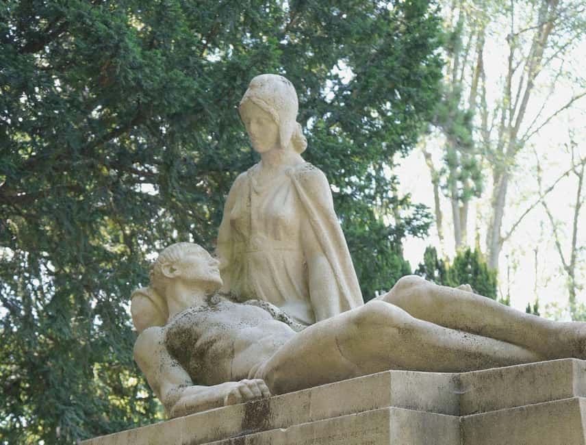 Père Lachaise Cemetery Tour, Tales from the Graves & Crepes - Photo stops and the pace: why the tour doesn’t feel like a race