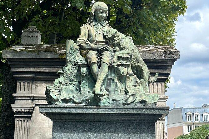 Père Lachaise's Cemetery Celebrities and Ghosts Mystery Tour - How the Guide Turns Symbology Into Something You Notice