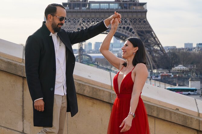 Photo Session in Paris - Photographer at the Eiffel Tower - The 40-minute flow: square, steps, and gardens