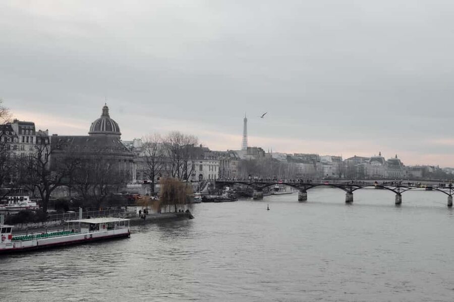 Photo Workshop in Paris sightseeing Notre Dame and Louvre - Start at Saint-Michel Fountain: the walk begins with workable photo light