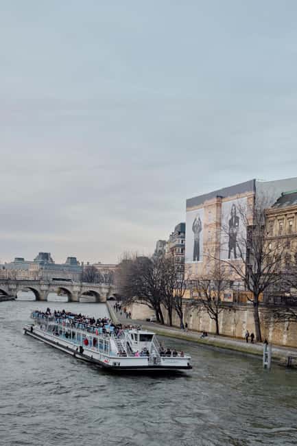 Photo Workshop in Paris sightseeing Notre Dame and Louvre - Pont Neuf and the Seine reflections: where natural light pays off