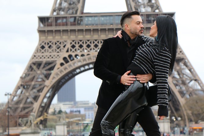 Photoshoot in Paris - Posing help that feels natural with photographer Mariana