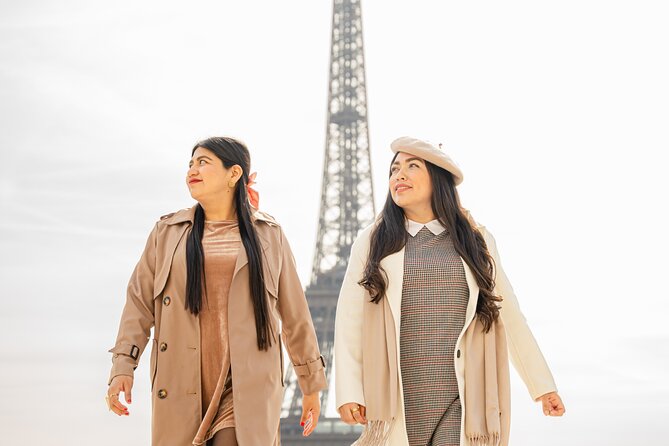 Photoshoot in Paris - Eiffel Tower - Posing Tips You Can Use Instantly (Even If You Hate Posing)