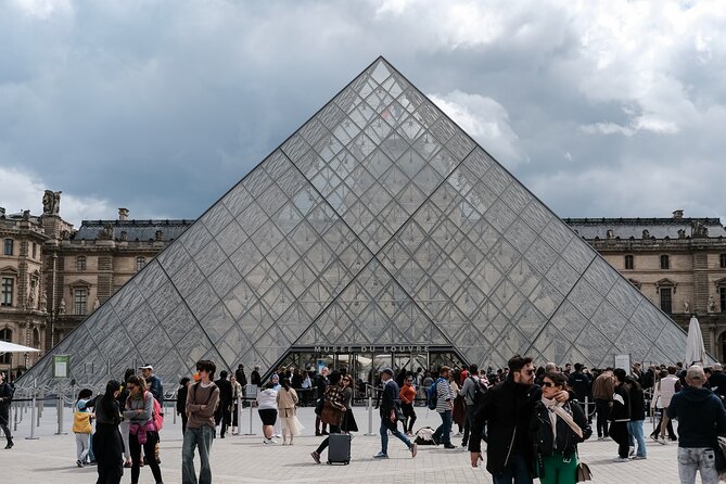 Priority ticket without waiting for the Louvre Museum - Your First Test Is the Meeting Point (So Plan Like a Pro)